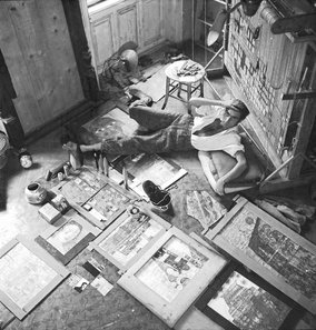 Hundertwasser in seinem Atelier, um 1952