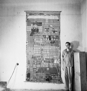 Hundertwasser vor der Tapisserie "Pissender Knabe mit Wolkenkratzer", aufgenommen in der Oberen Donaustrasse, Wien, um 1952