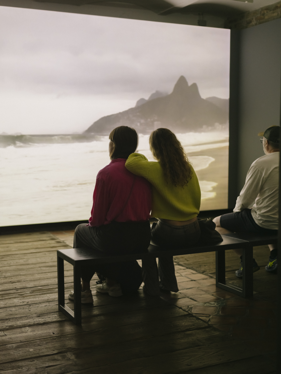 Zwei Personen vor einer Leinwand