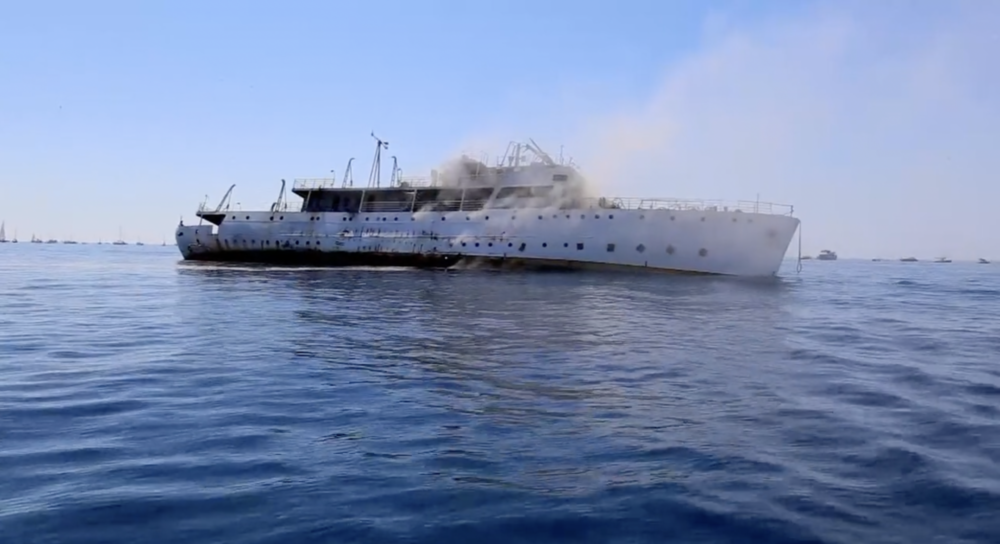 ein großes Schiff auf dem Meer