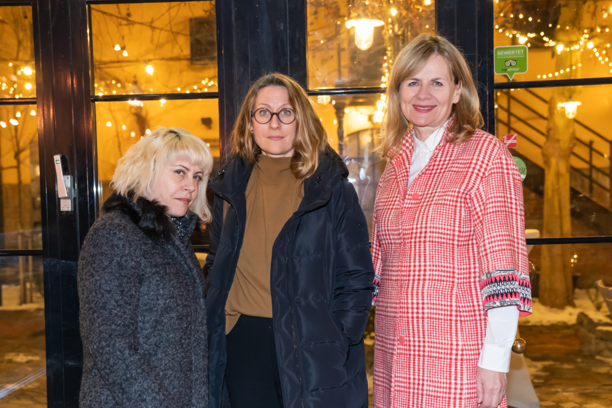 Drei Frauen posieren für ein Foto