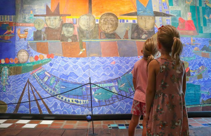 Kinder betrachten ein Gemälde