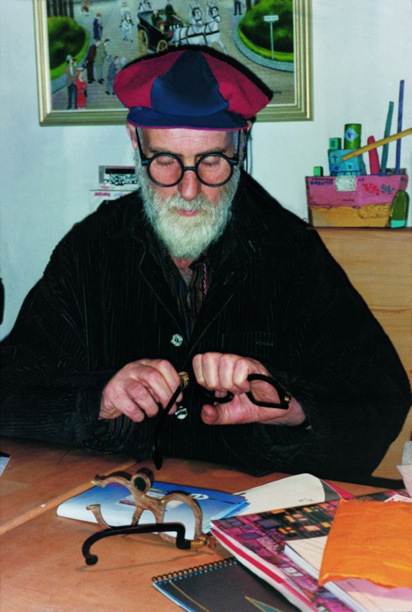 Hundertwasser bei der Arbeit an einem Brillen-Objekt