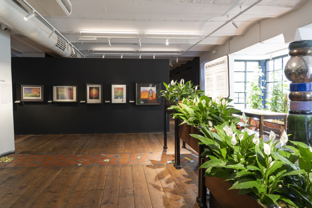 Blick auf eine schwarze Ausstellungswand mit 5 Bildern
