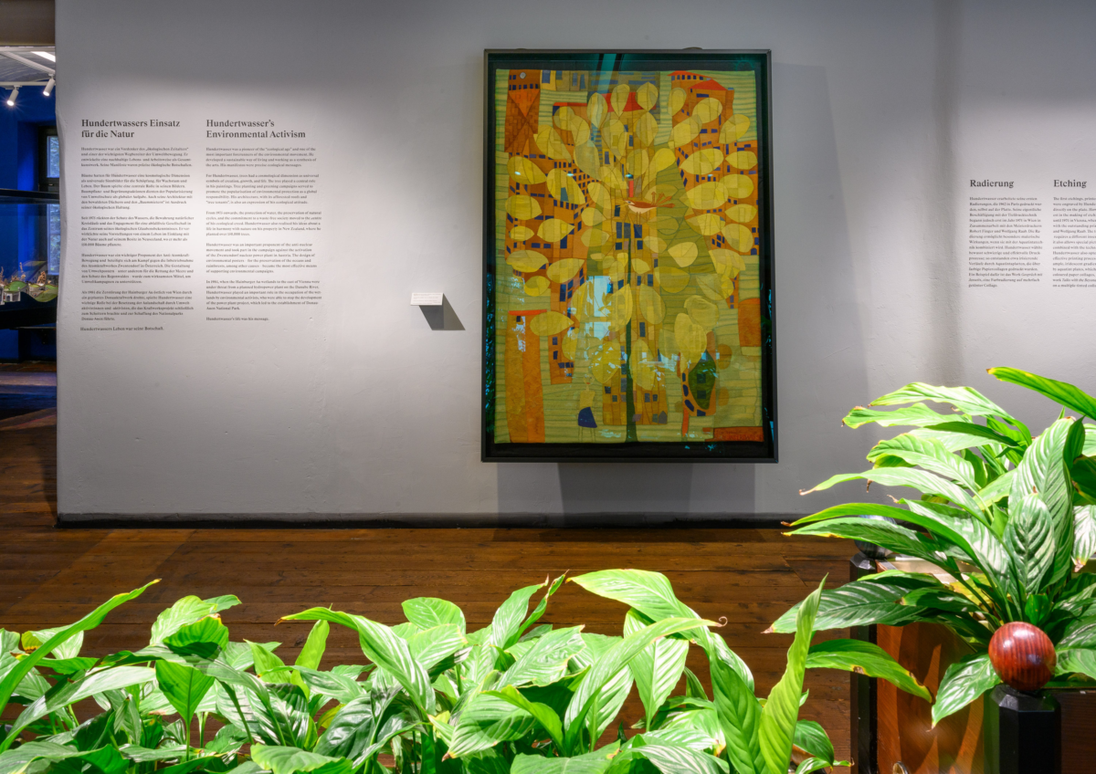 Blick auf Ausstellungswand mit gerahmter Tapisserie