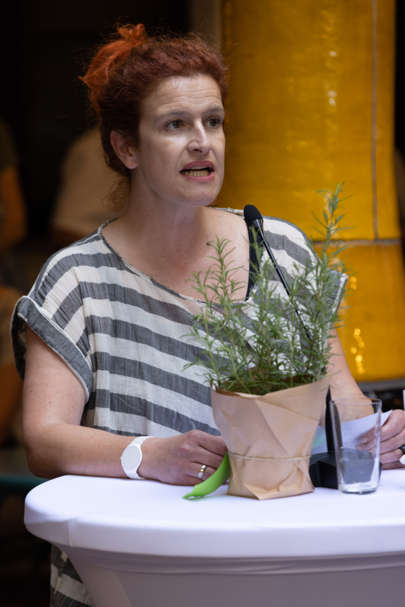 Frau hält Rede
