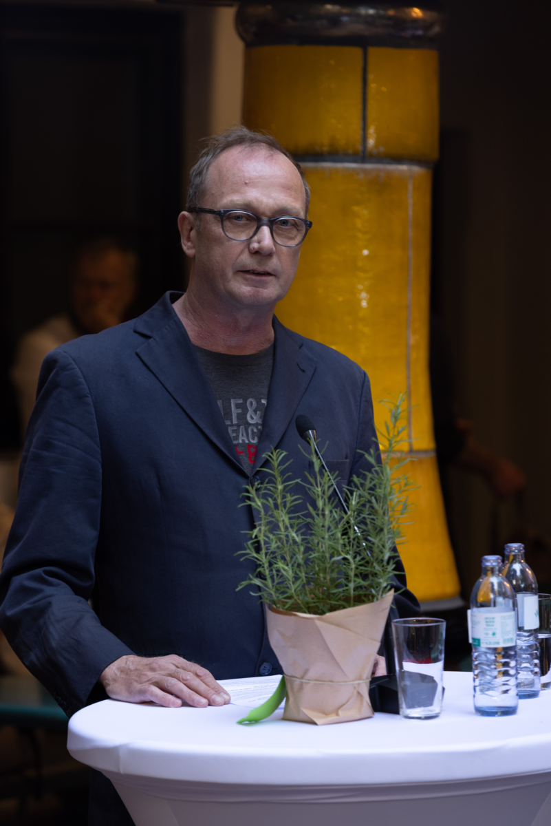 Mann hält Rede
