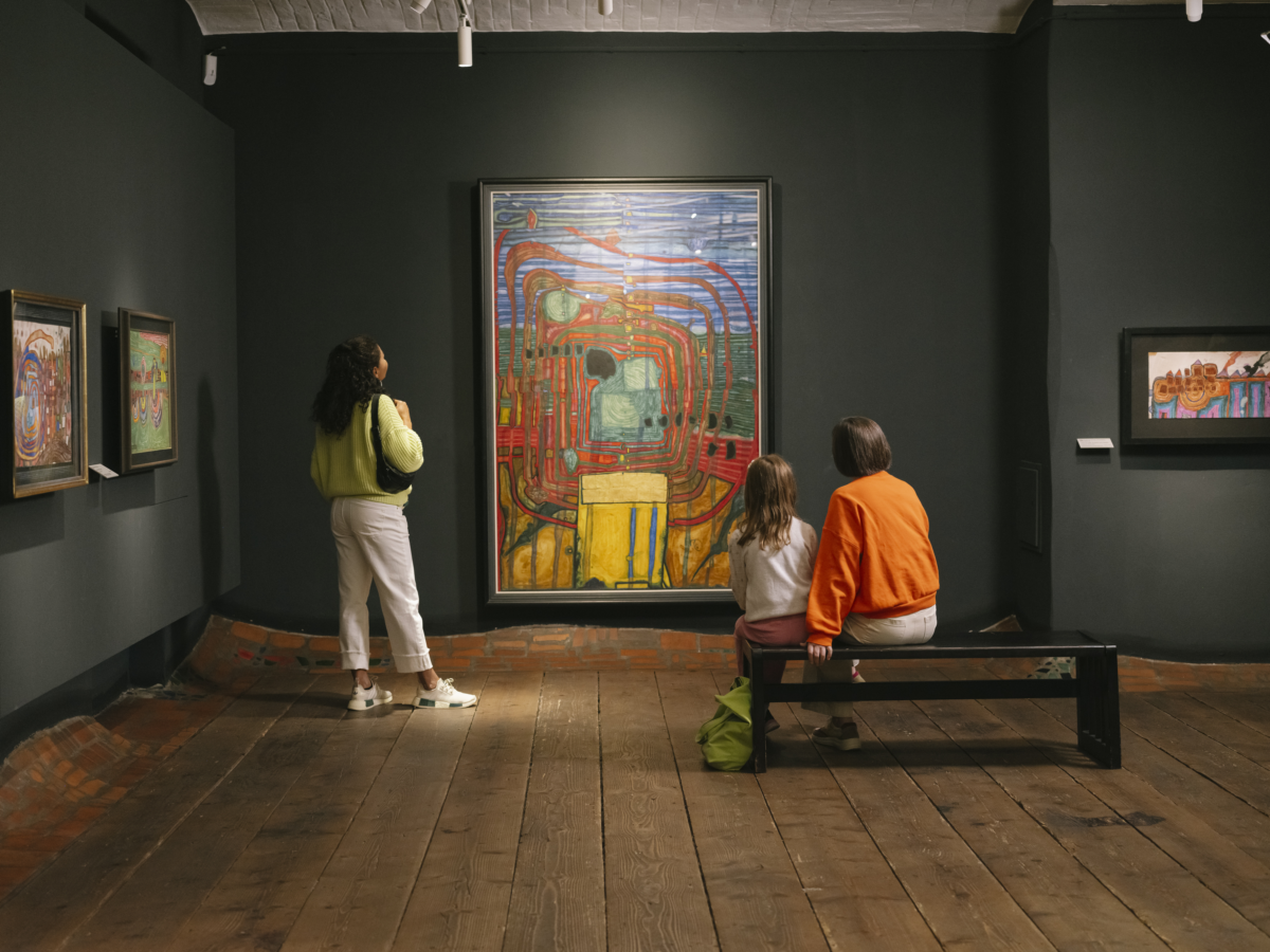 Personen betrachten ein Kunstwerk