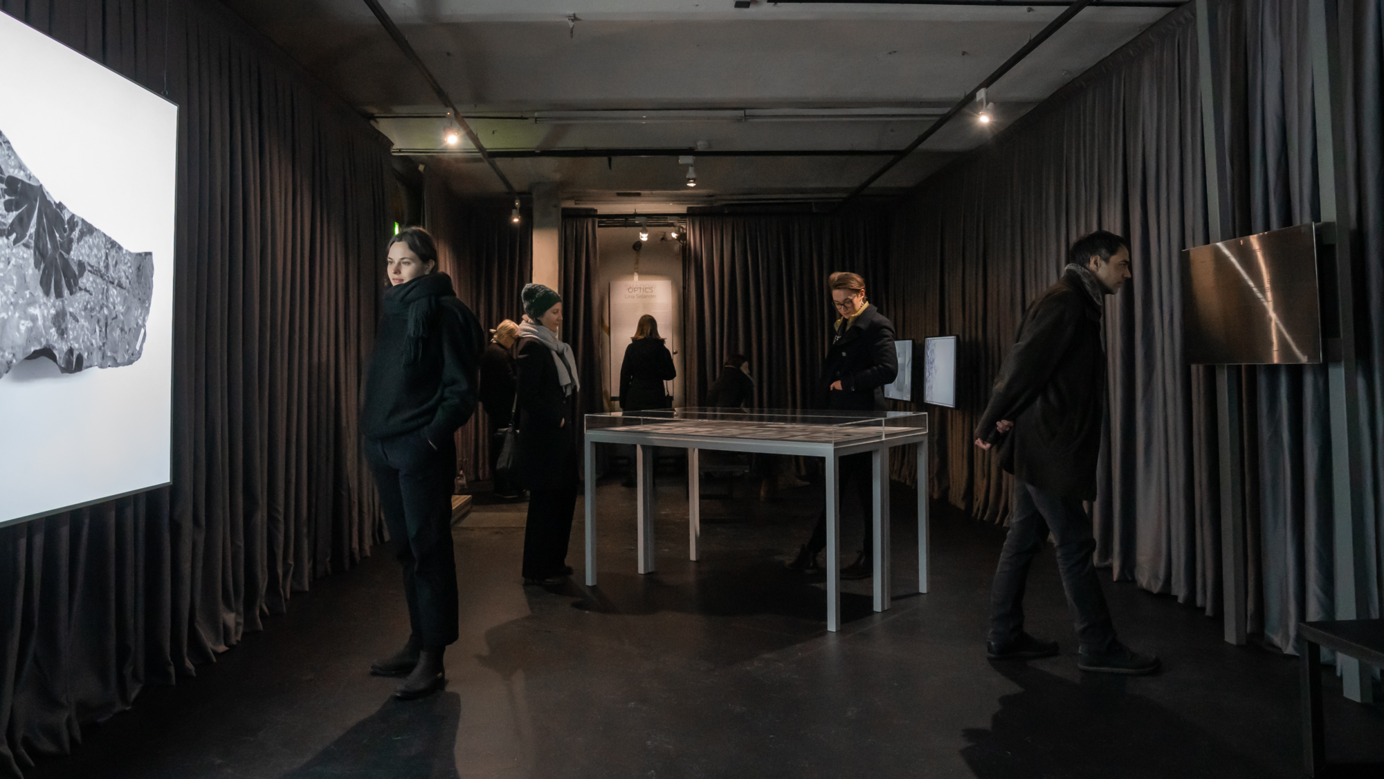 Menschen sehen sich die Ausstellung an
