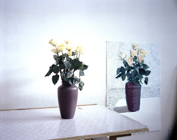 Blumen in einer Vase neben einem Gemälde derselben Blumen in derselben Vase
