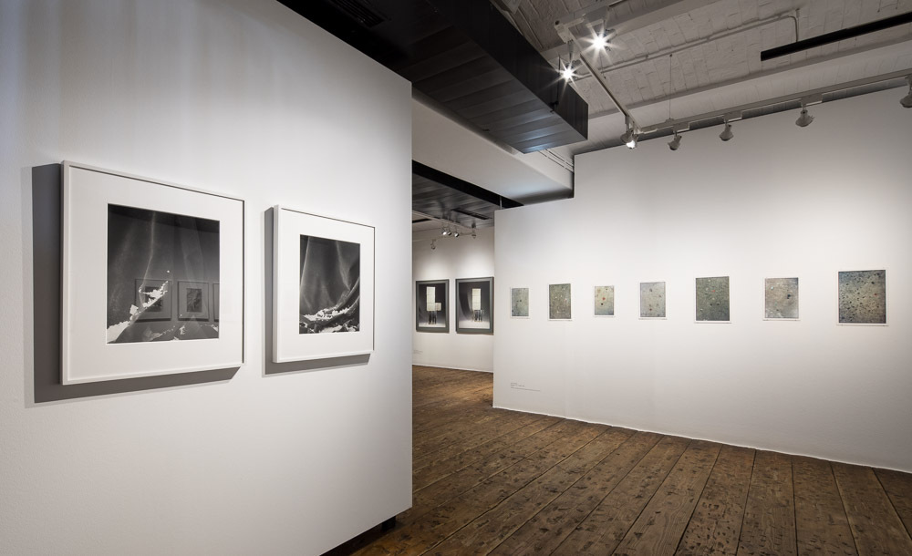 Ausstellungsansicht; Fotografien an den Wänden