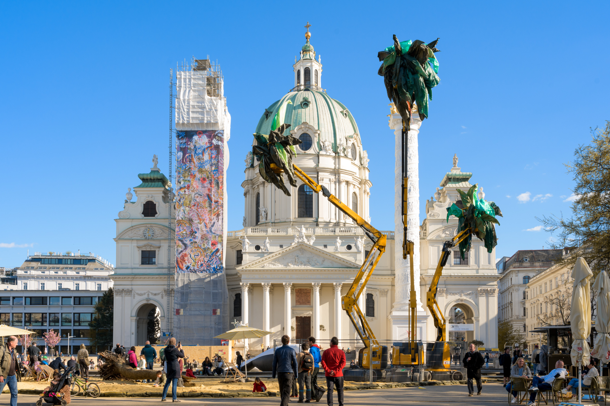 Karlsplatz mit Kunst Installation von Margot Pilz