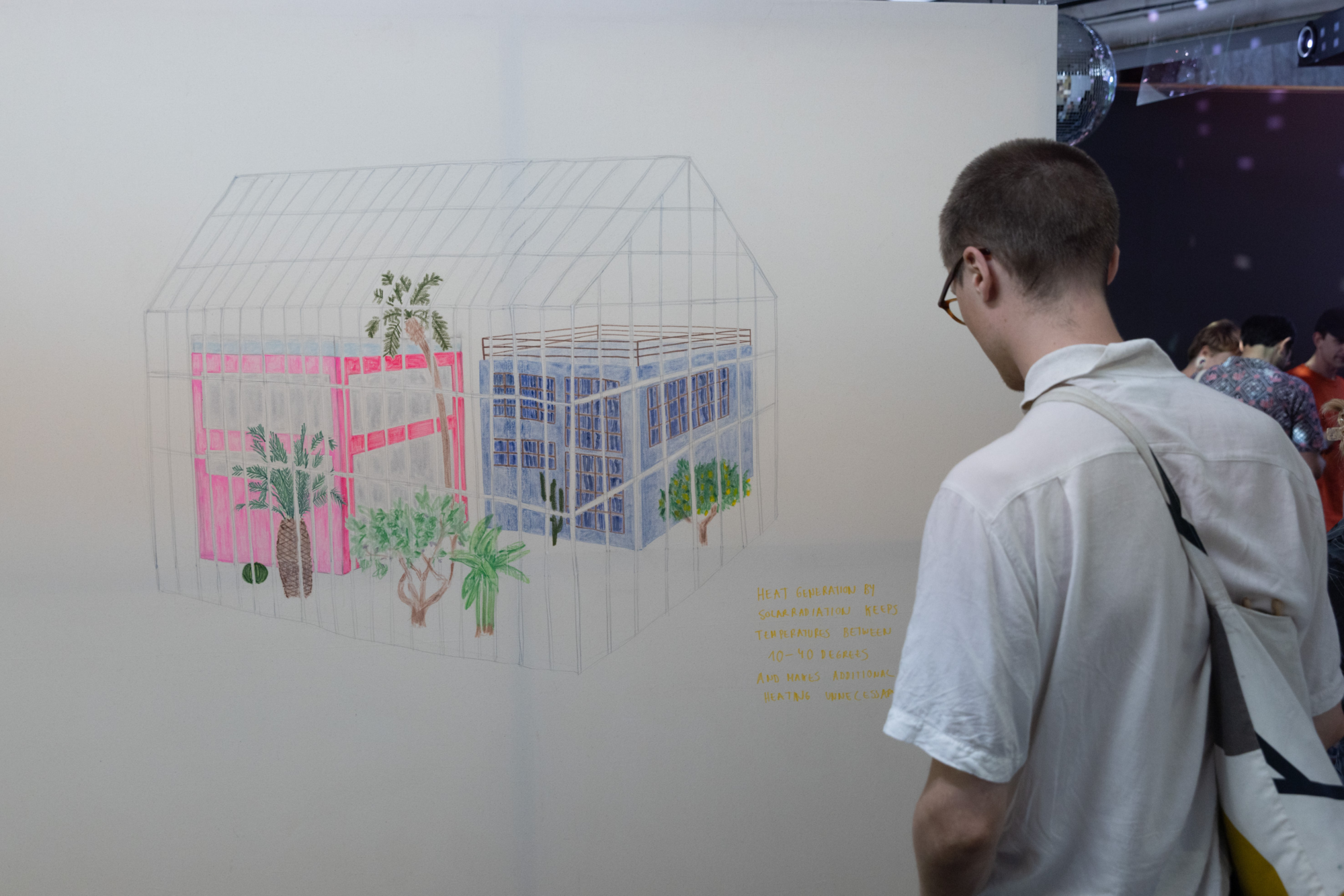 Besucherin schaut auf ein Kunstwerk