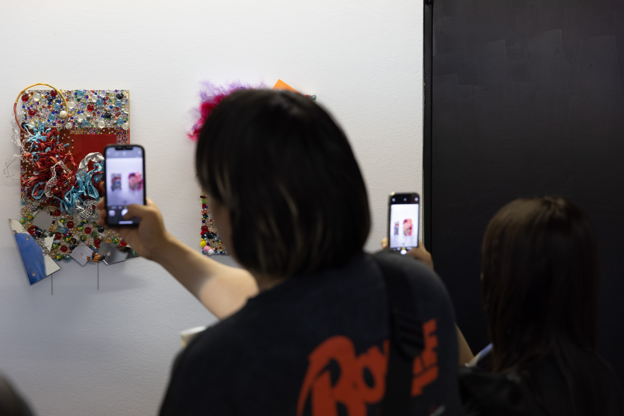 Person fotografiert Kunstwerk