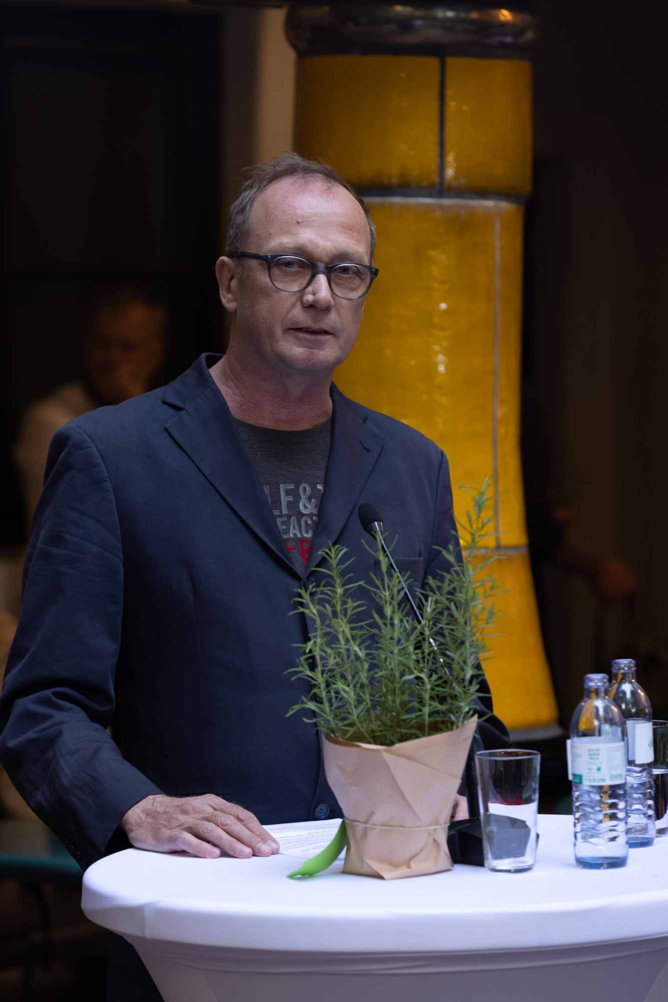 Mann hält Rede