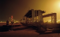 Teilweise Straßenansicht, Rohre und Industrieplattform, Stoppschild, nächtliche Szene mit Nebellichtern