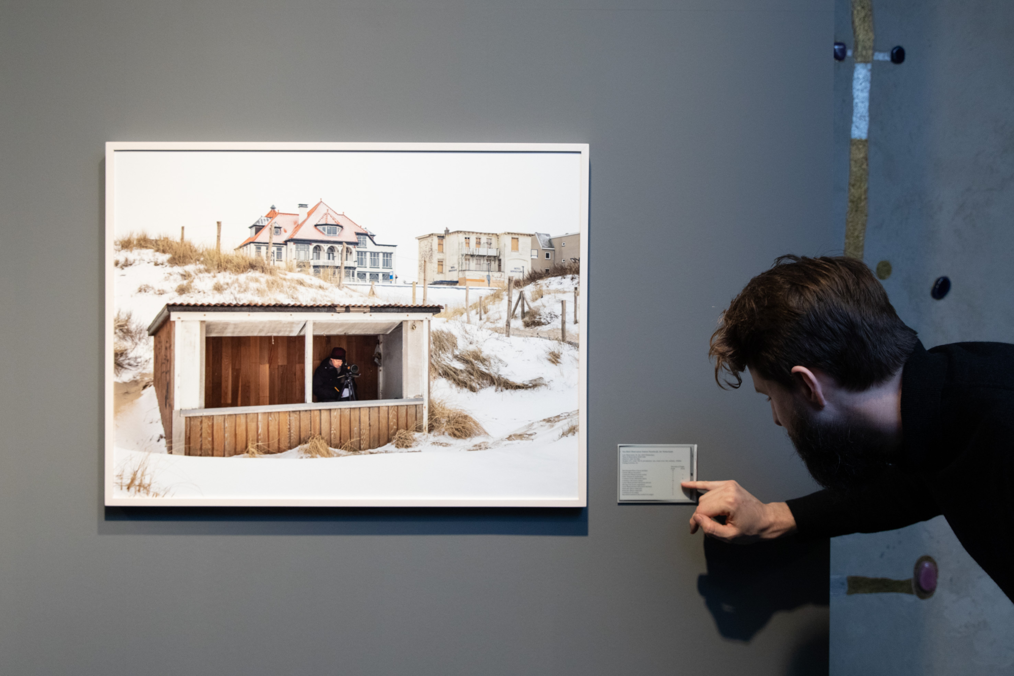 Der Künstler verweist auf die Beschreibung seines ausgestellten Fotos