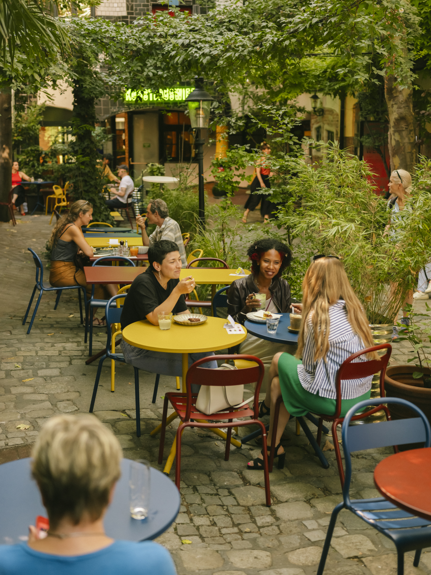 Personen sitzen im Außenbereich des Restaurants