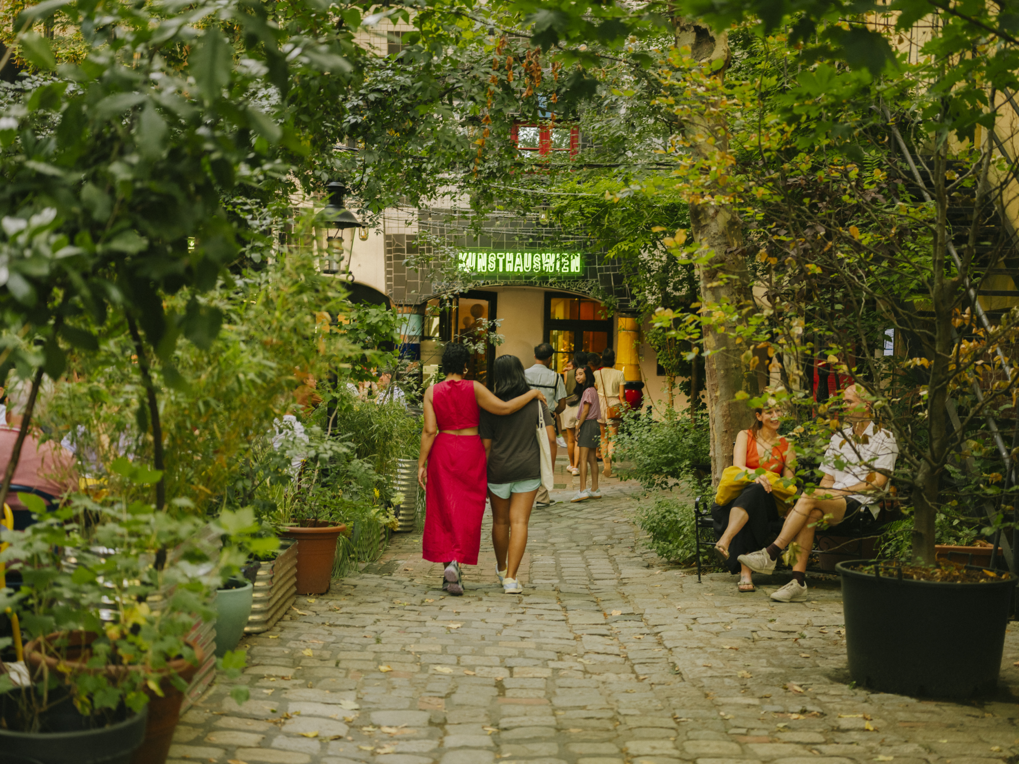 Personen im Innenhof