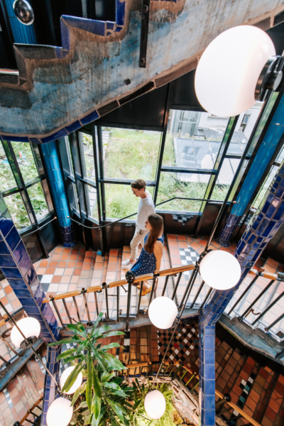 Zwei Personen gehen die Treppe des Museums hinunter