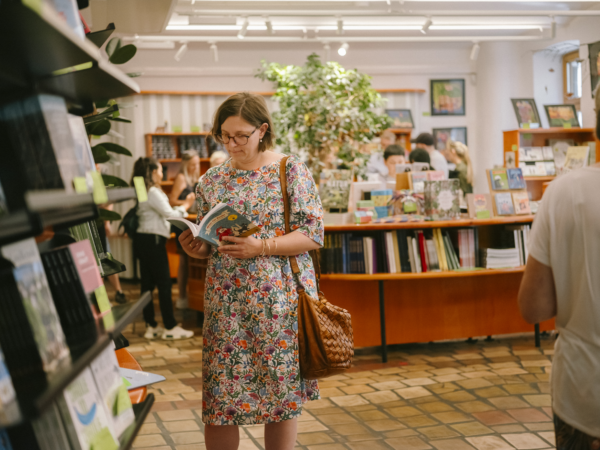 Person betrachtet ein Buch im Shop